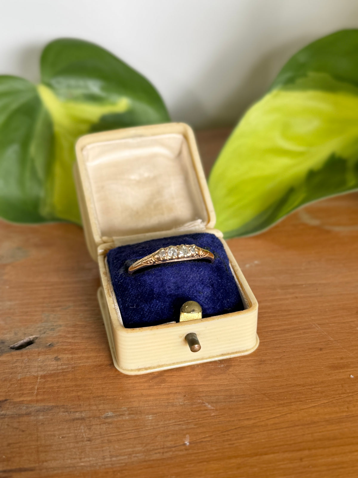 Victorian 18ct Gold Five Diamond Ring with Scroll-Engraved Setting - Size U