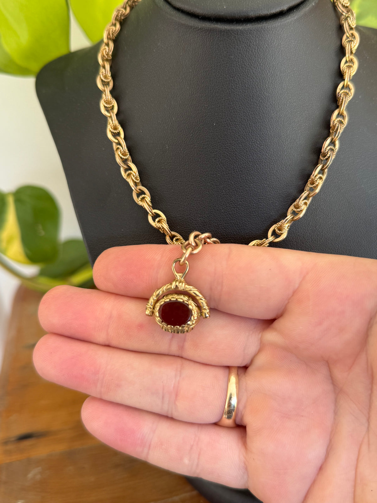Vintage 9ct Gold Swivel Spinner Fob – Agate & Carnelian with Hallmarked Cartouche