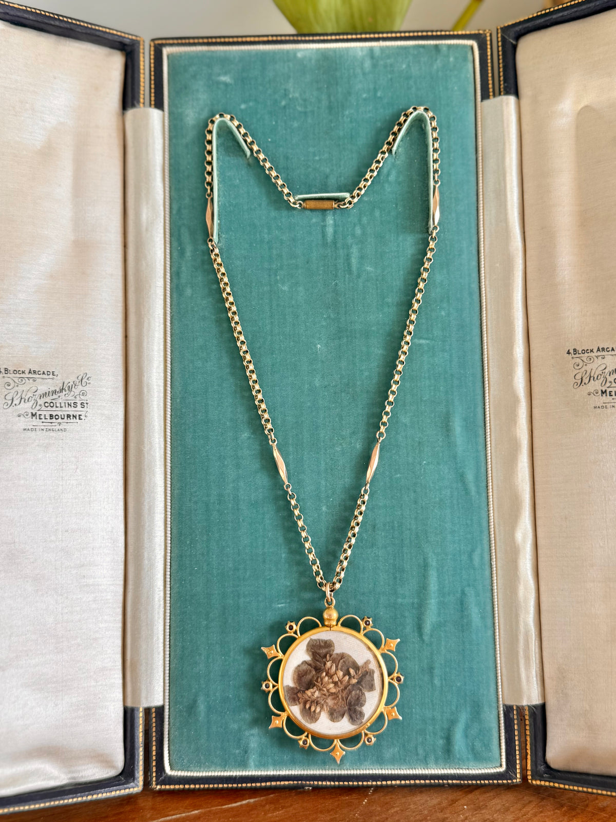 WW1 Australian Sweetheart Open Photo Locket and Chain | 9ct Gold