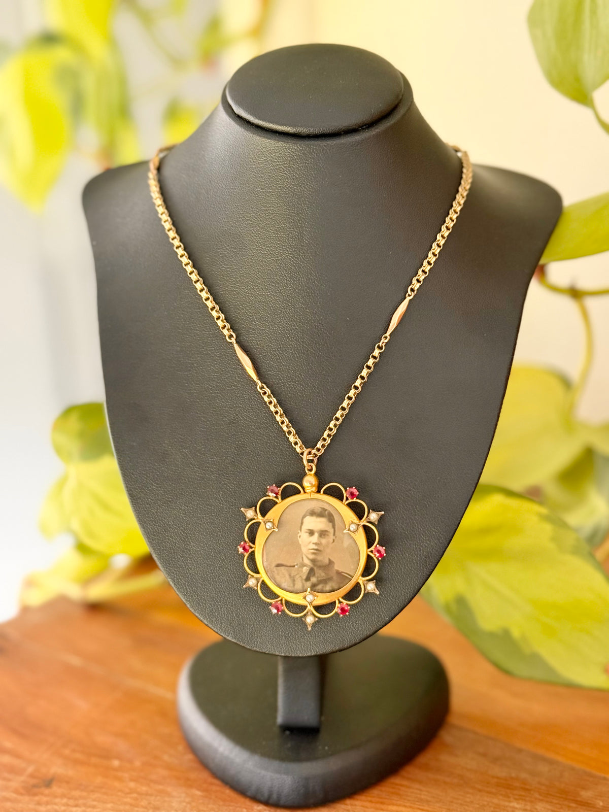 WW1 Australian Sweetheart Open Photo Locket and Chain | 9ct Gold