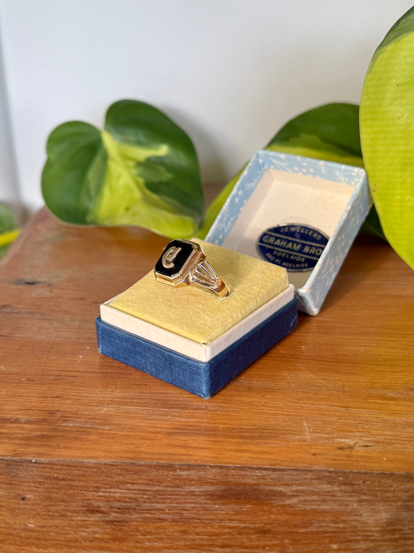 1940s Australian 9ct Gold Onyx Signet Ring – Lower-Case e – Size W