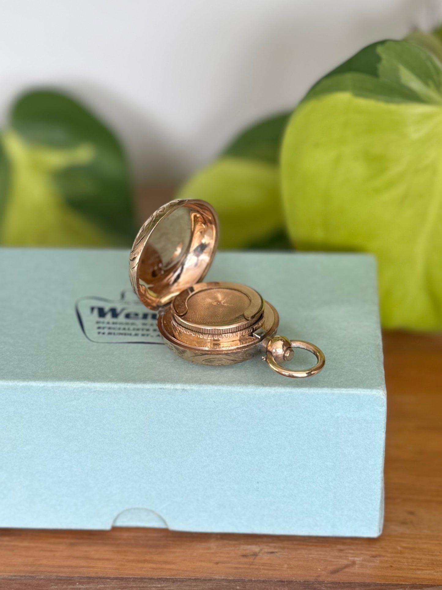 Circa 1910 Round Dennison 9ct Gold-Cased Sovereign Holder – Rose Gold – 30mm
