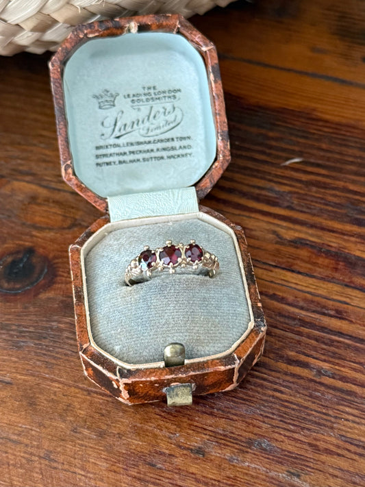 Vintage 9ct Gold Garnet Trilogy Ring – Size P